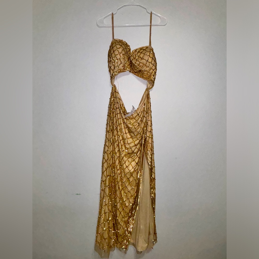 Elegant gold sequins dress with leg slit